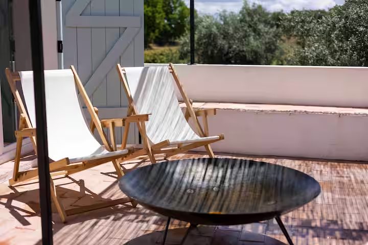 Cadeiras de repouso no terraço da casa MonteZinho