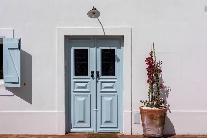 Porta de entrada azul-clara da casa MonteZinho