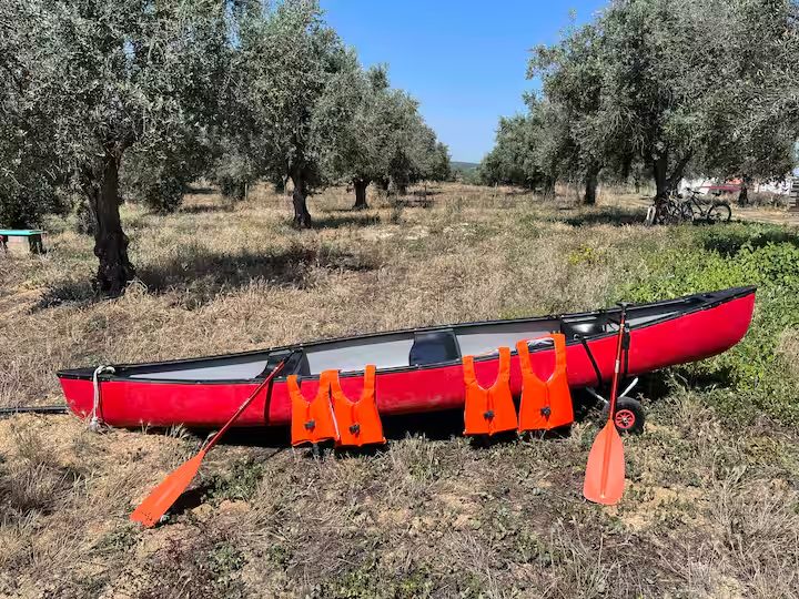 Canoa e coletes salva-vidas disponíveis na casa MonteZinho