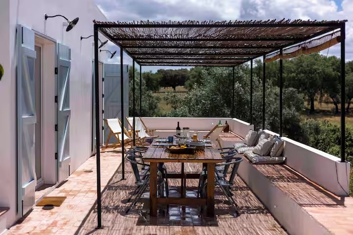 Terraço com mesa de refeições da casa MonteZinho