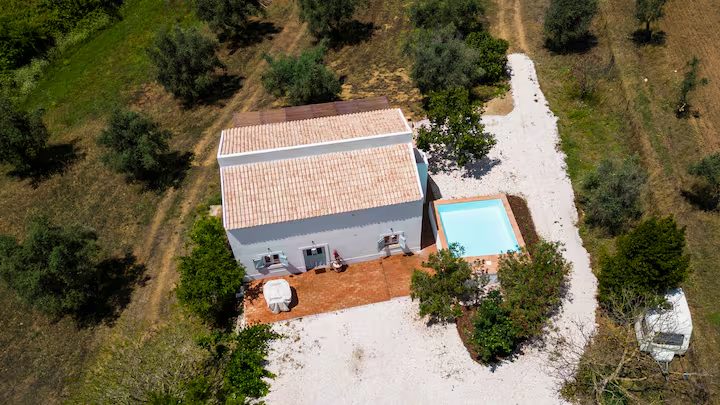 Vista aérea da casa MonteZinho com a piscina