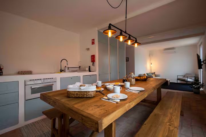 Cozinha e mesa de refeições da casa MonteZinho