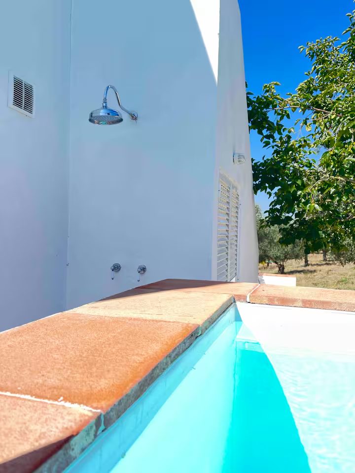 Chuveiro exterior junto à piscina da casa MonteZinho