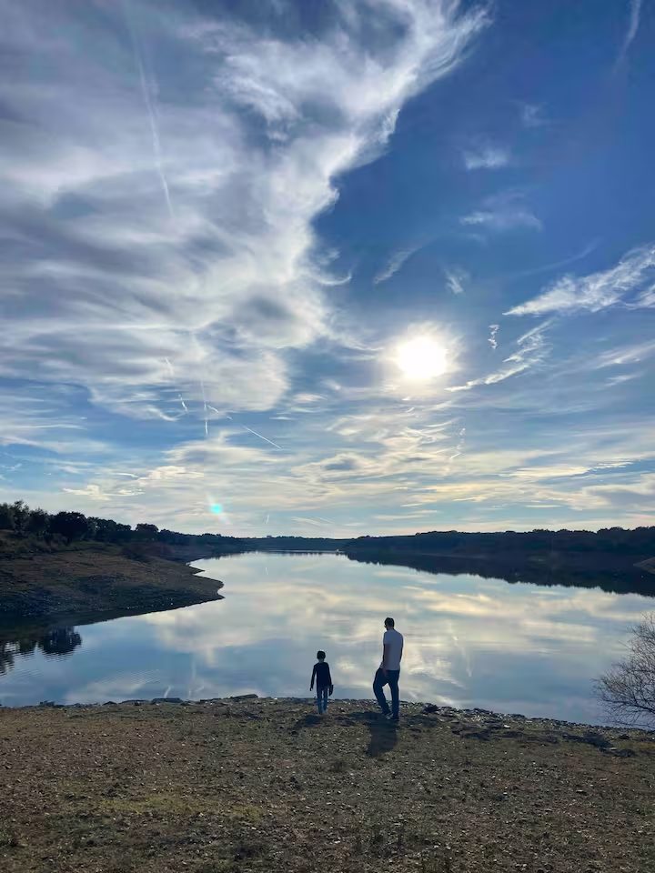 Passeio ao entardecer junto à albufeira, na casa MonteZinho