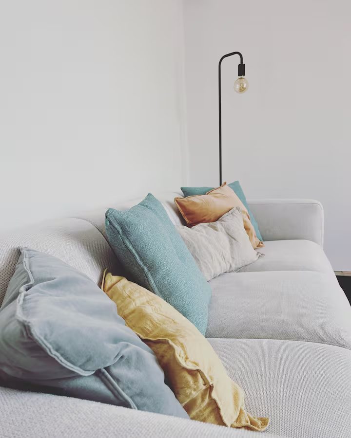 Pormenor dos sofás da sala de estar da casa MonteZinho