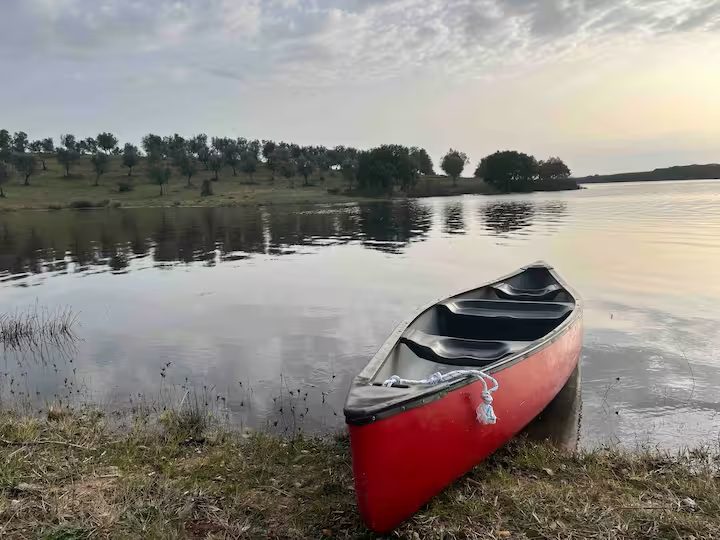 Canoa na margem da albufeira, ao fim do dia