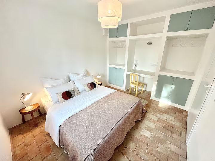 Quarto 1 da casa MonteZinho, com cama queen e roupeiros