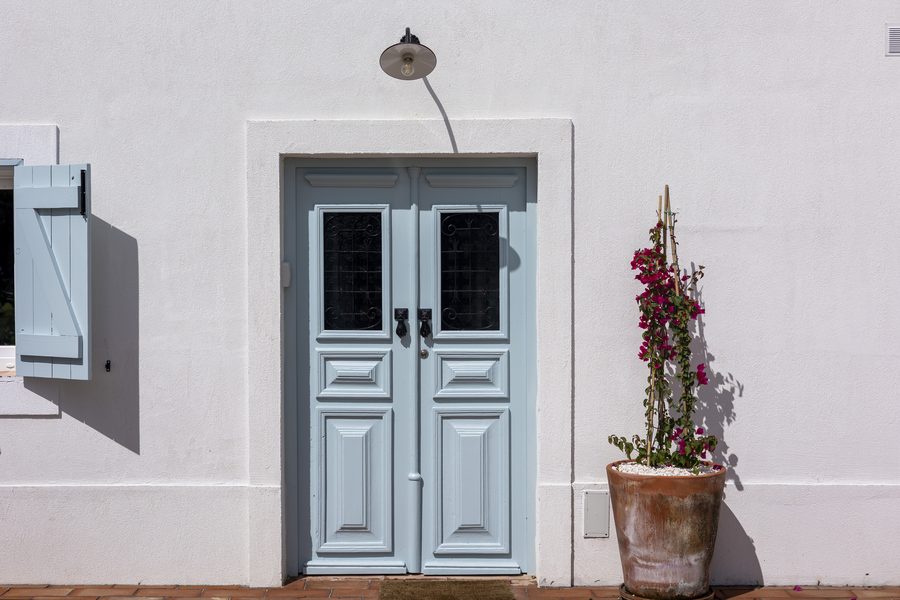 Porta de entrada azul-clara da casa MonteZinho