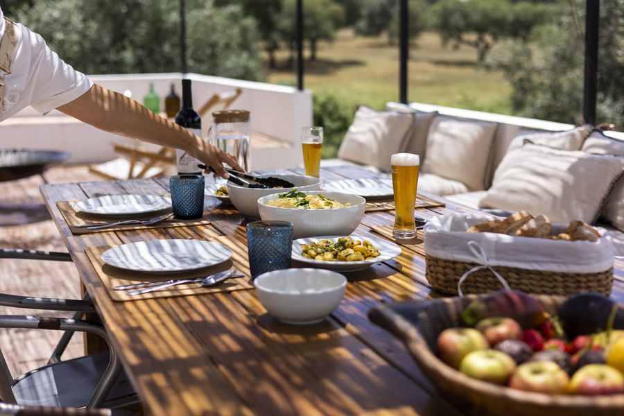 Mesa posta no terraço exterior da casa MonteZinho